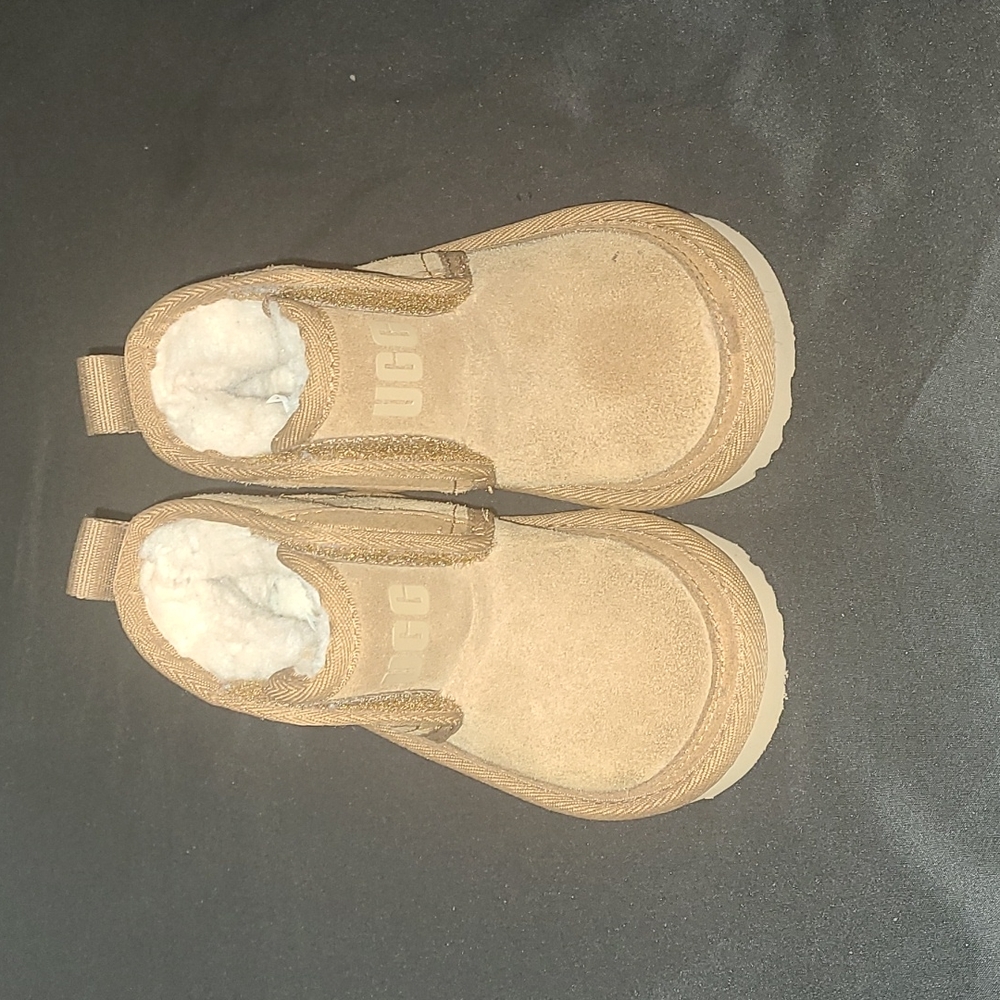 UNISEX UGG NEUMEL SIZE 6....SOLD